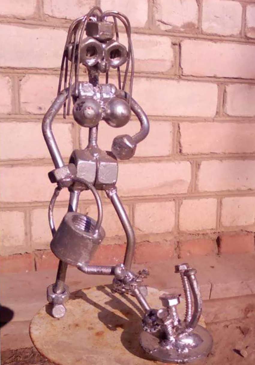 Квіткарка, що доглядає за квітами